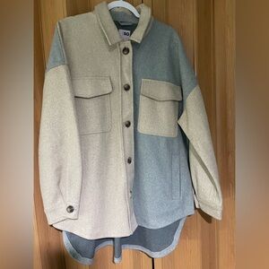 SO women’s color-block Dolphin-Hem Shacket.